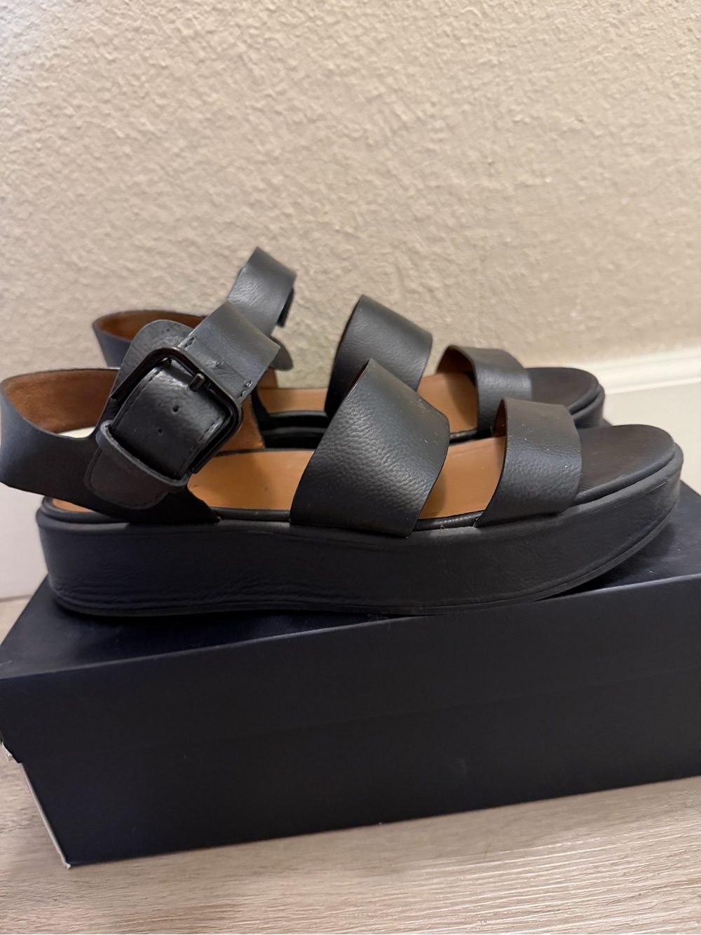 Women's naturalizer Black leather Platform Strappy Sandals 8